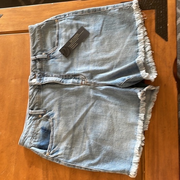 VERSONA NWT Jean Shorts Size 14 - Picture 3 of 11